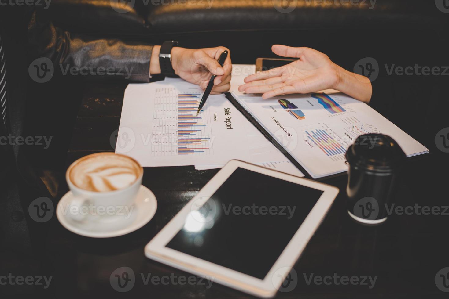 två unga affärsmän som möts medan de har kaffe på caféet foto