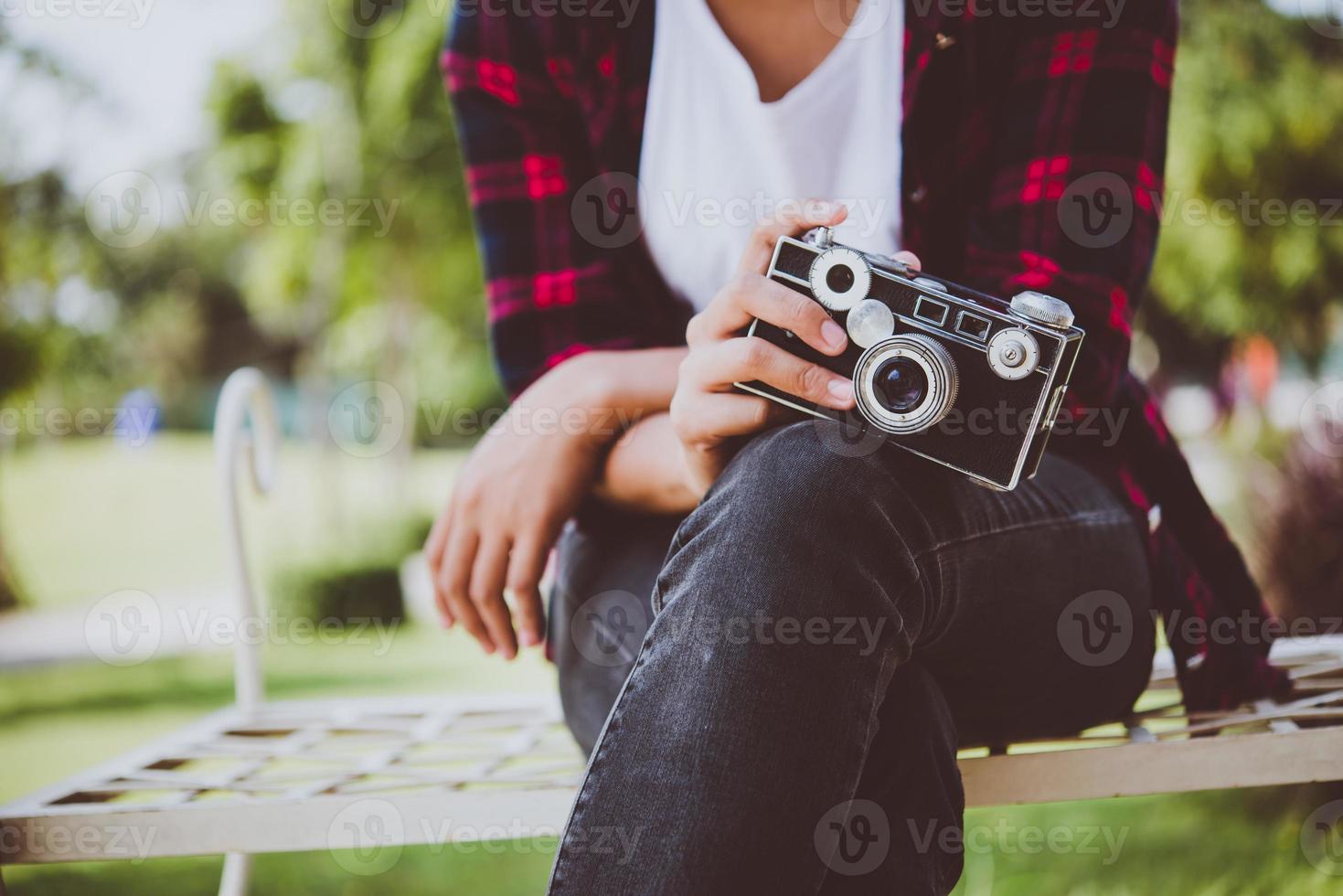 närbild av hipster kvinna med vintage kamera foto