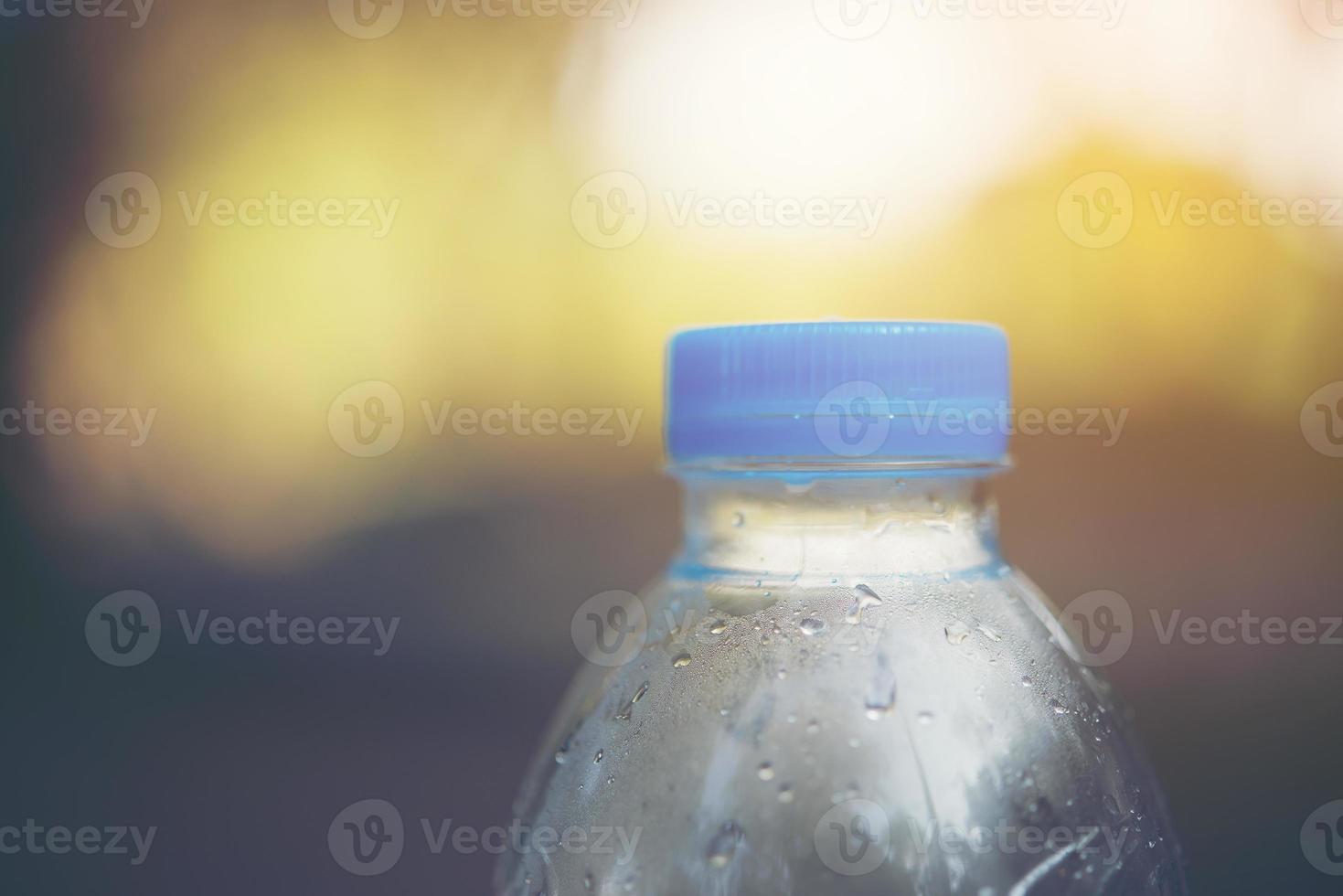 vattenflaska med suddig natur bakgrund och kopia utrymme foto