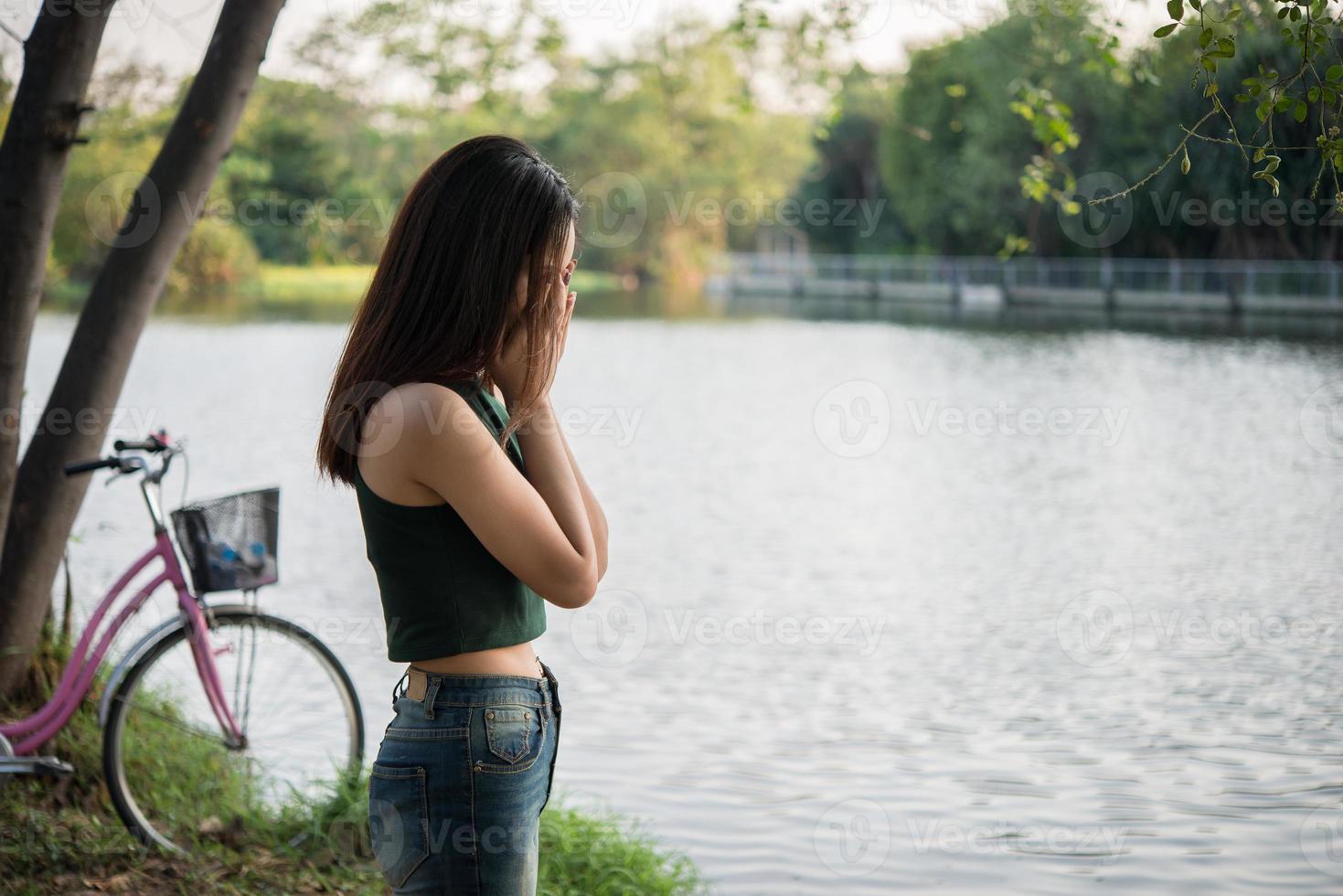 ung söt flicka ledsen står i parken foto