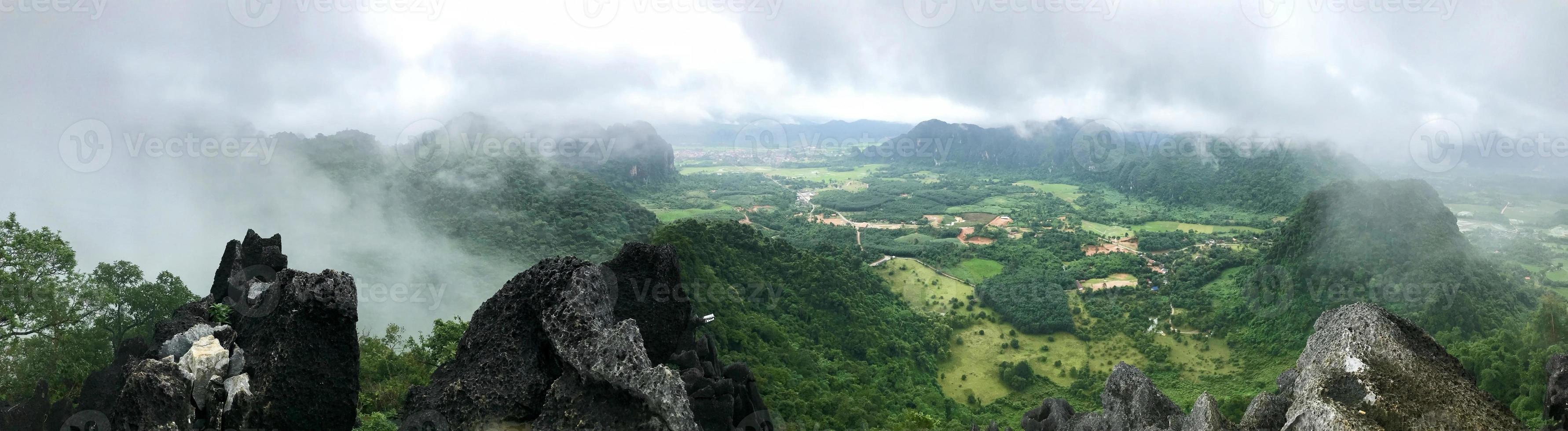 flygpanorama av grönt landskap i vang vieng i laos foto