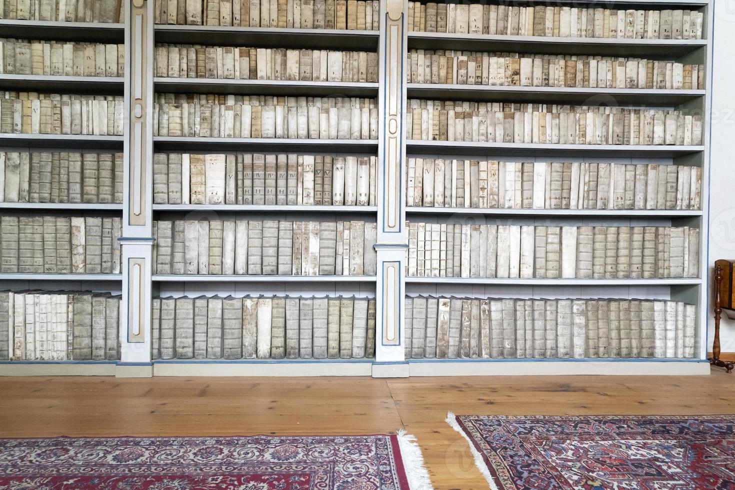 gammal böcker i bibliotek foto