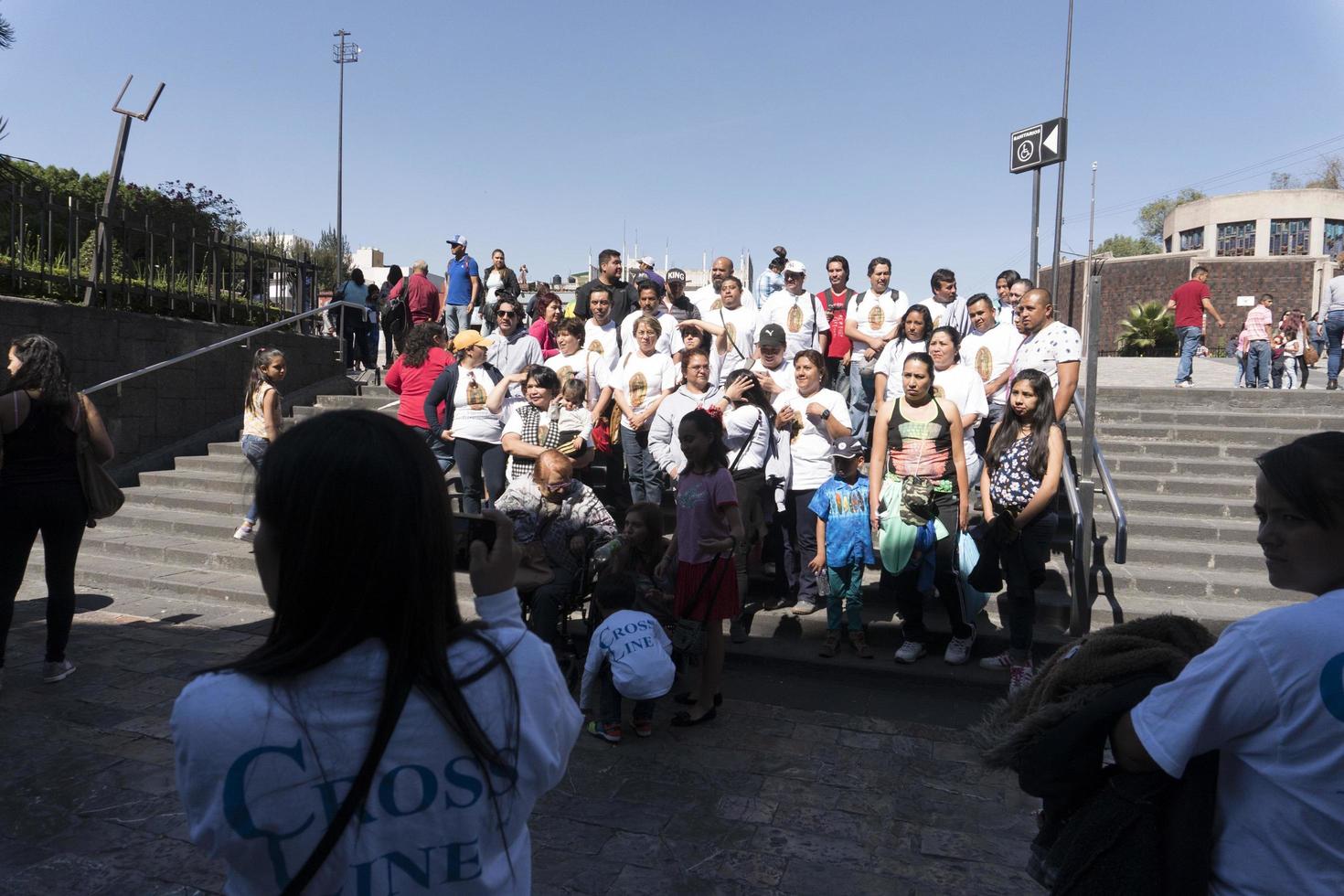 mexico stad, mexico - november 4 2017 - pilgrimer på guadalupe katedral foto