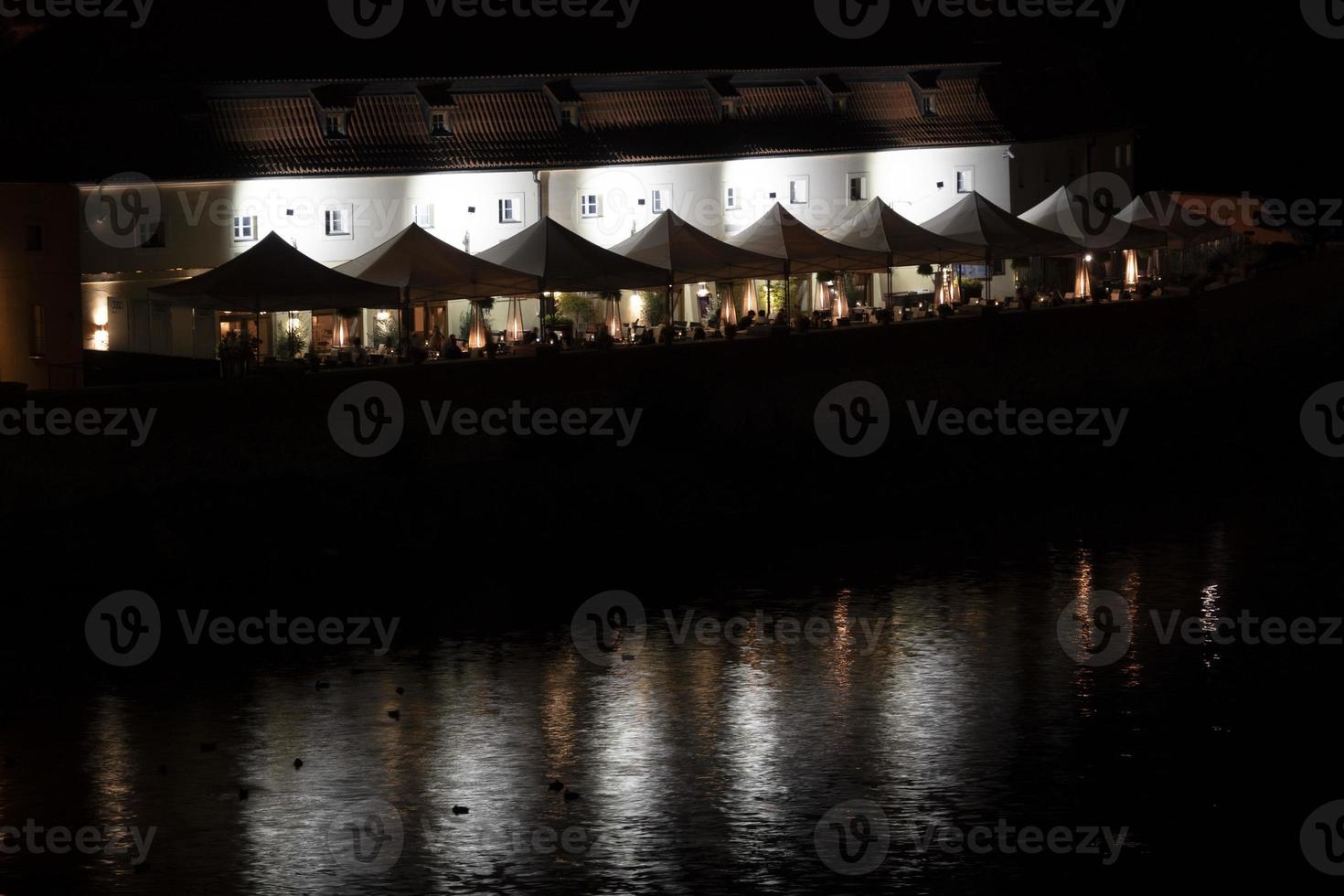 restaurang på flod prag se stadsbild från flod på natt foto