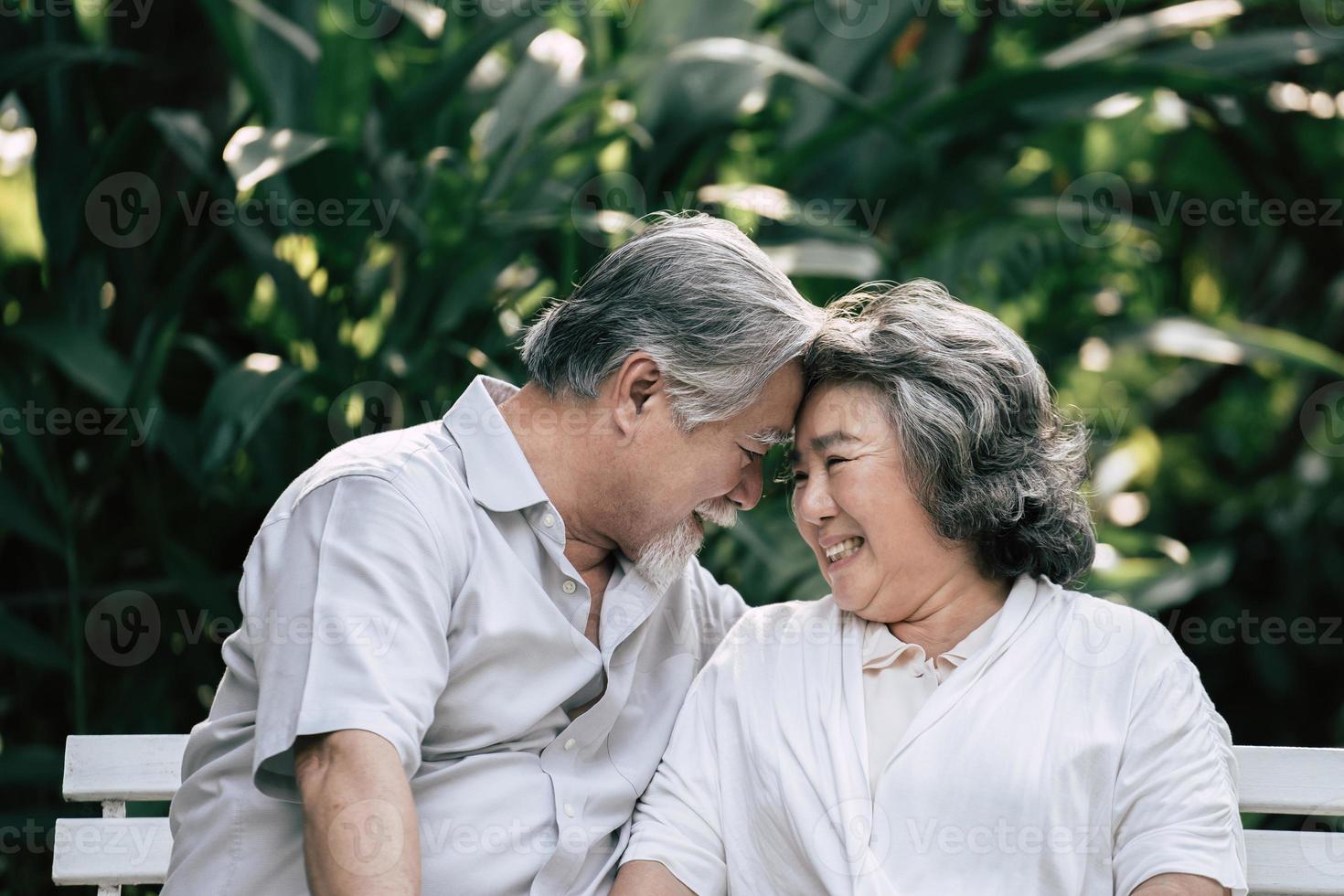 äldre par som pratar tillsammans foto