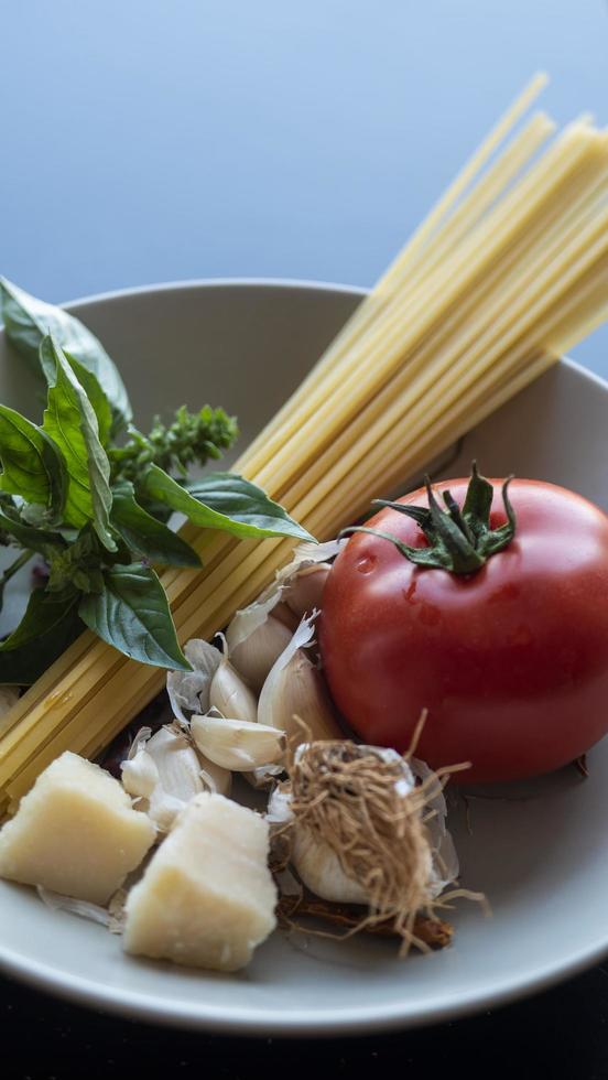 ingredienser för att göra pasta och tomatsås foto