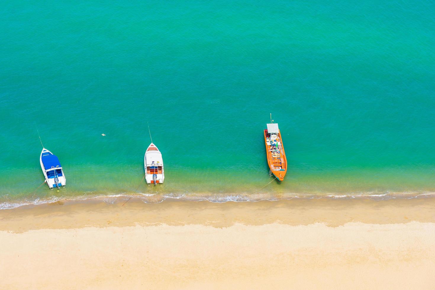 båtar på vackra tropiska havet på stranden foto
