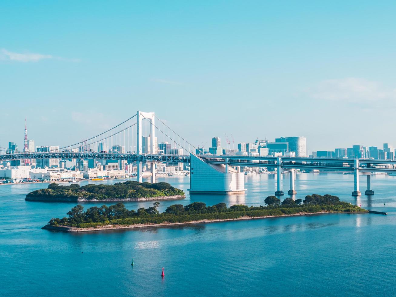 vacker stadsbild med regnbågsbro i tokyo stad, japan foto