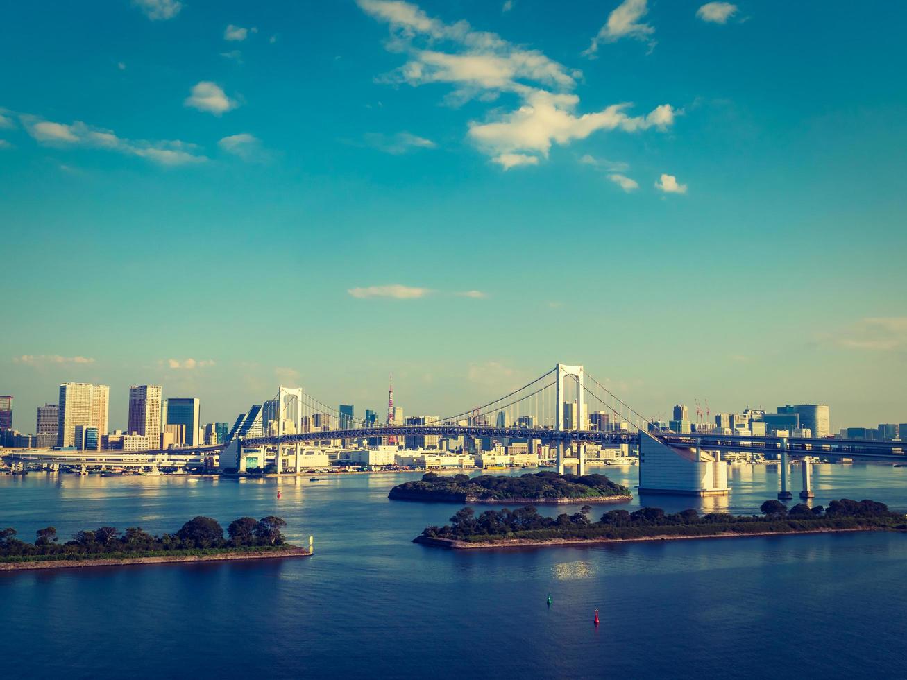 vacker stadsbild med regnbågsbro i tokyo stad, japan foto