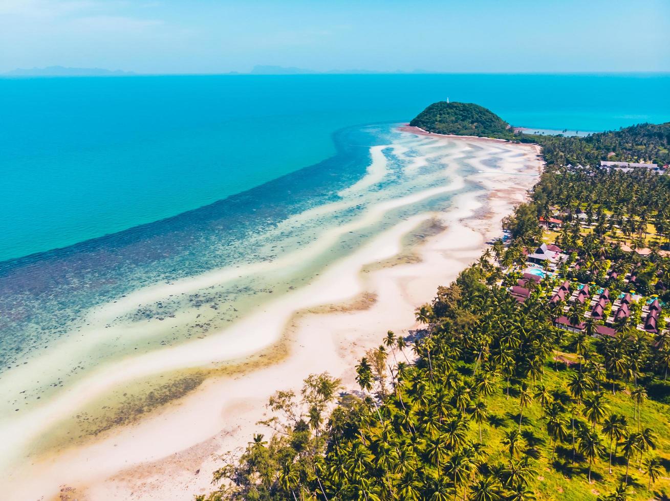 Flygfoto över en vacker tropisk strand foto