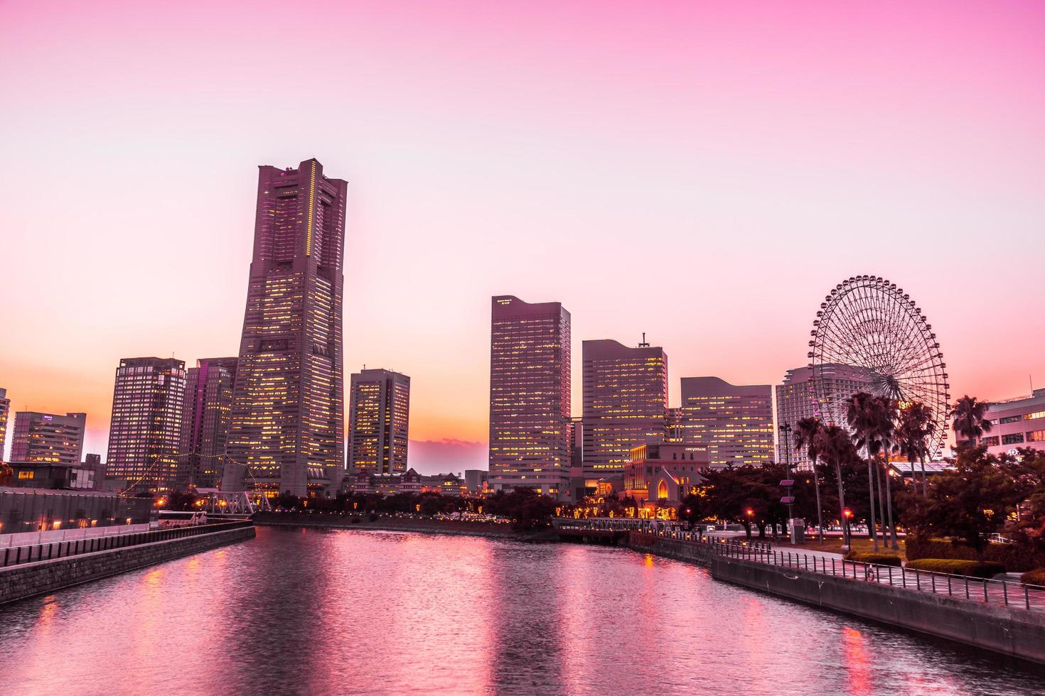 yokohama stadssilhuett i skymningen foto