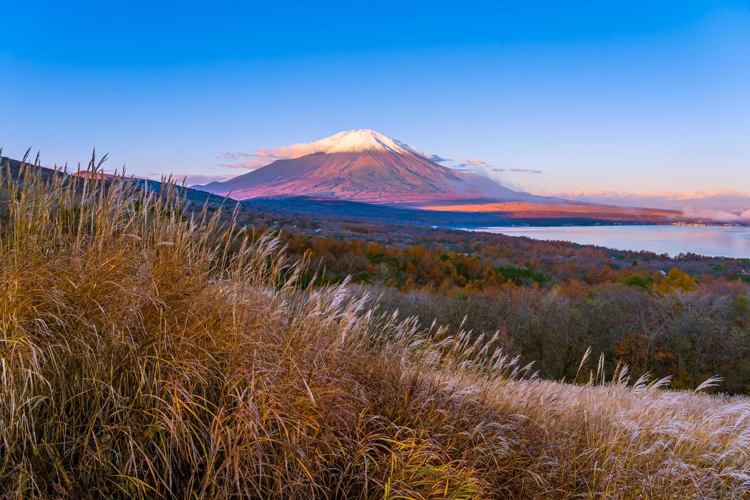 fuji berg vid Yamanakako eller Yamanaka sjön i Japan foto