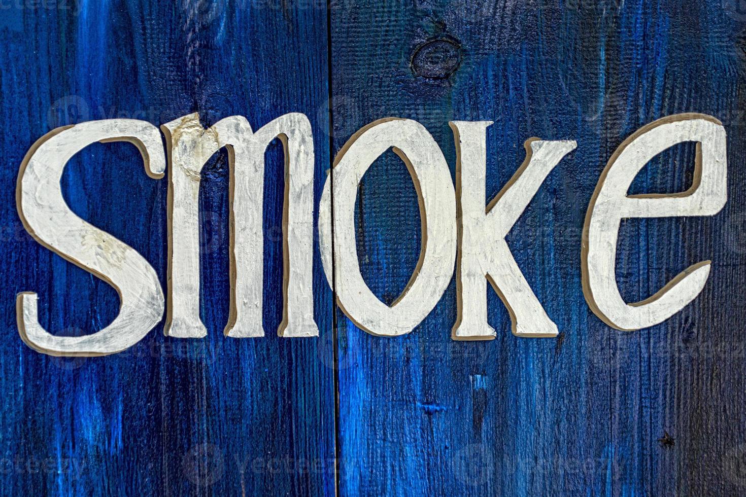 rök tecken på blå trä foto