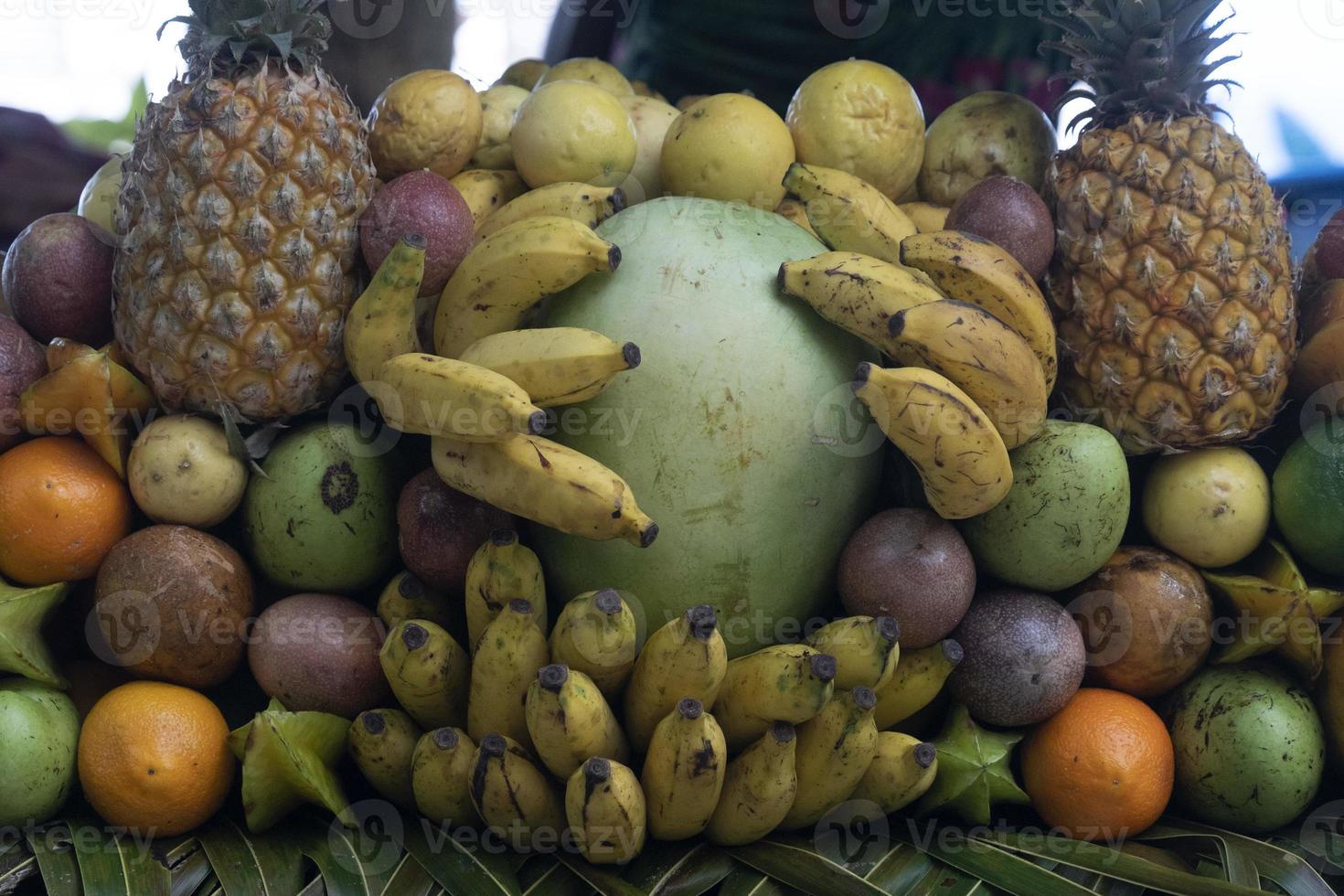 många tropisk frukt typer på de marknadsföra foto