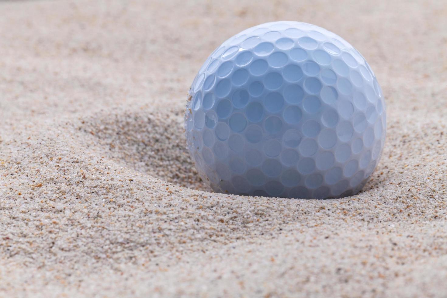 golfboll i sand foto