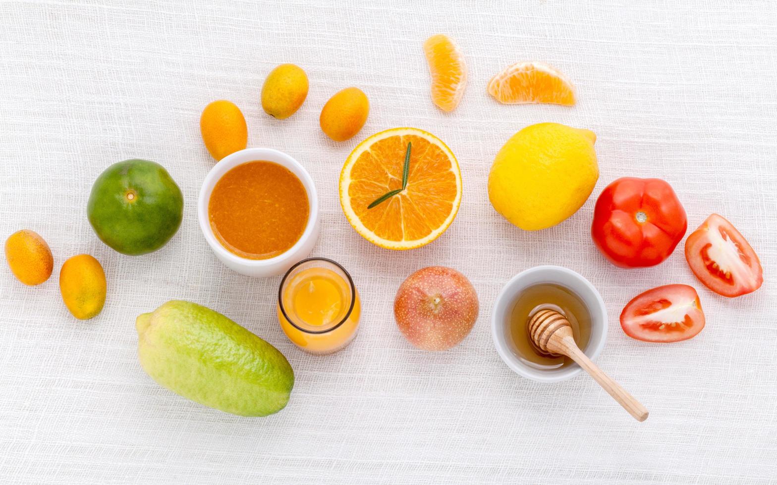 färsk frukt och grönsaker med honung foto