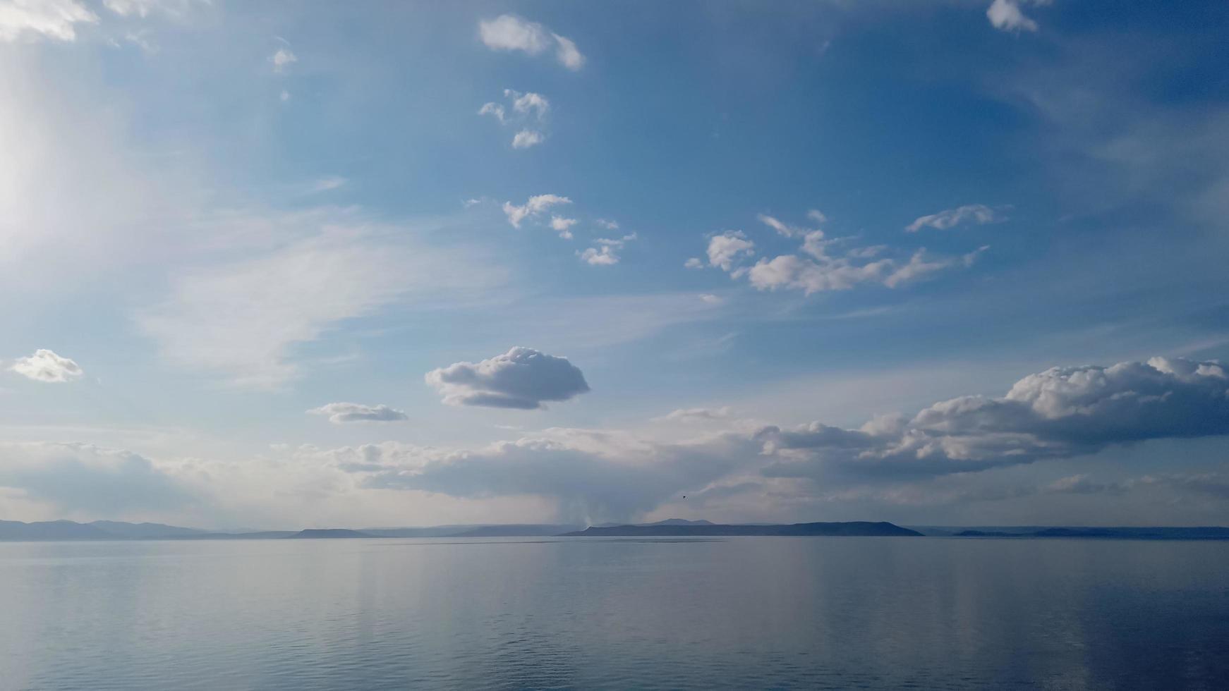 marinmålning av vattnet med molnig blå himmel foto