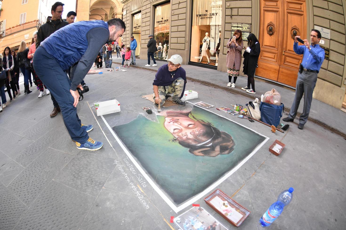 Florens, Italien - Mars 27 2017 - trottoar konstnär målning på de gator foto