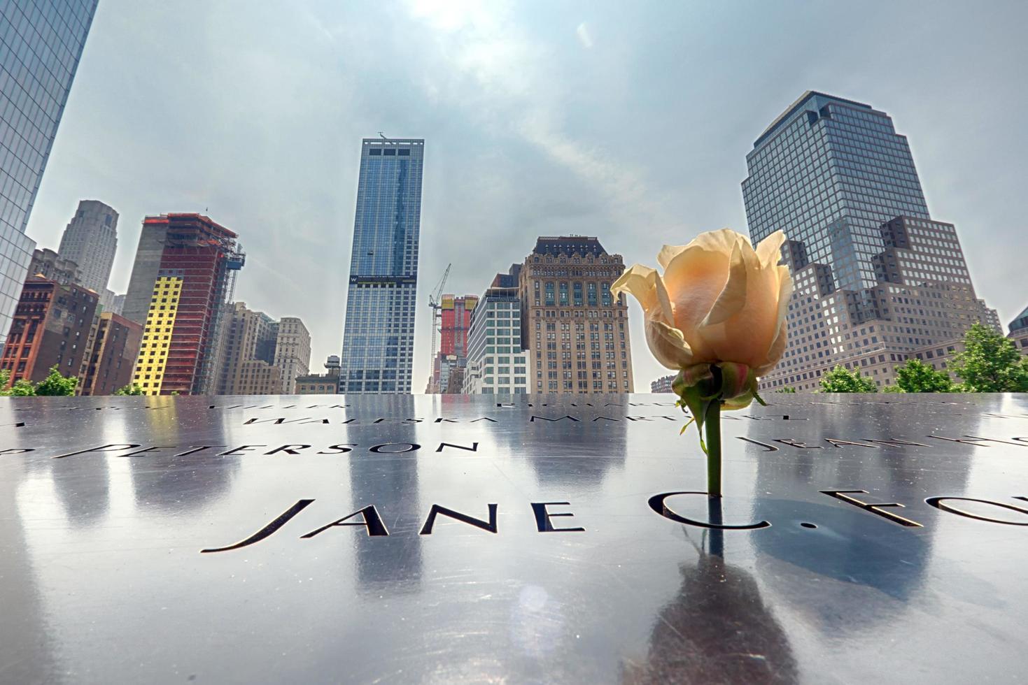 ny york - USA 13 juni 2015 människor nära frihet torn och 9 11 foto