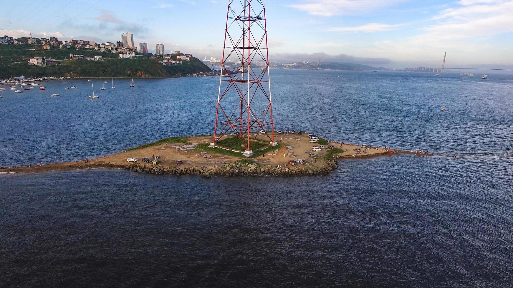 Flygfoto över en kuststad och kust i Vladivostok, Ryssland foto