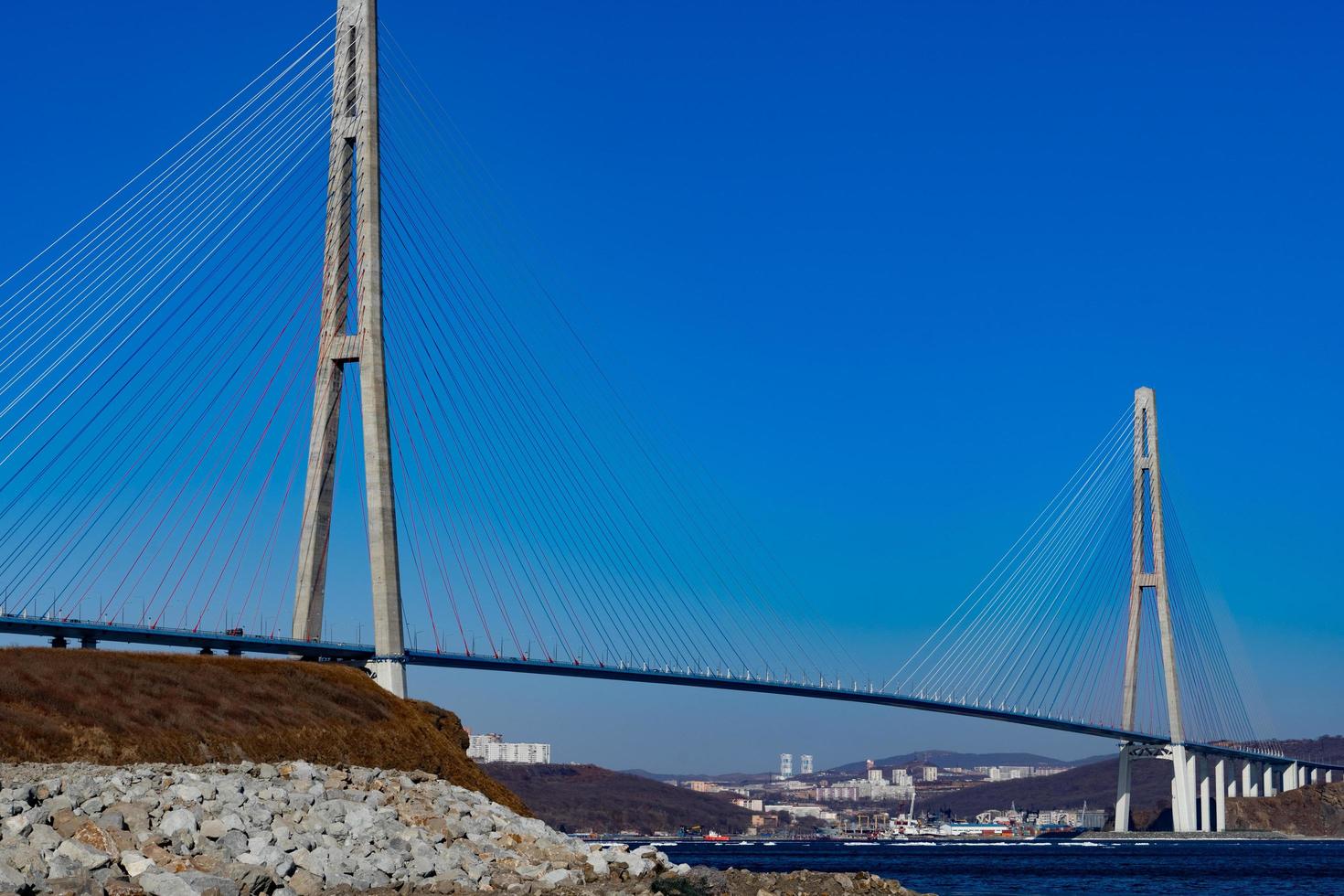 zolotoy bro med klarblå himmel i Vladivostok, Ryssland foto