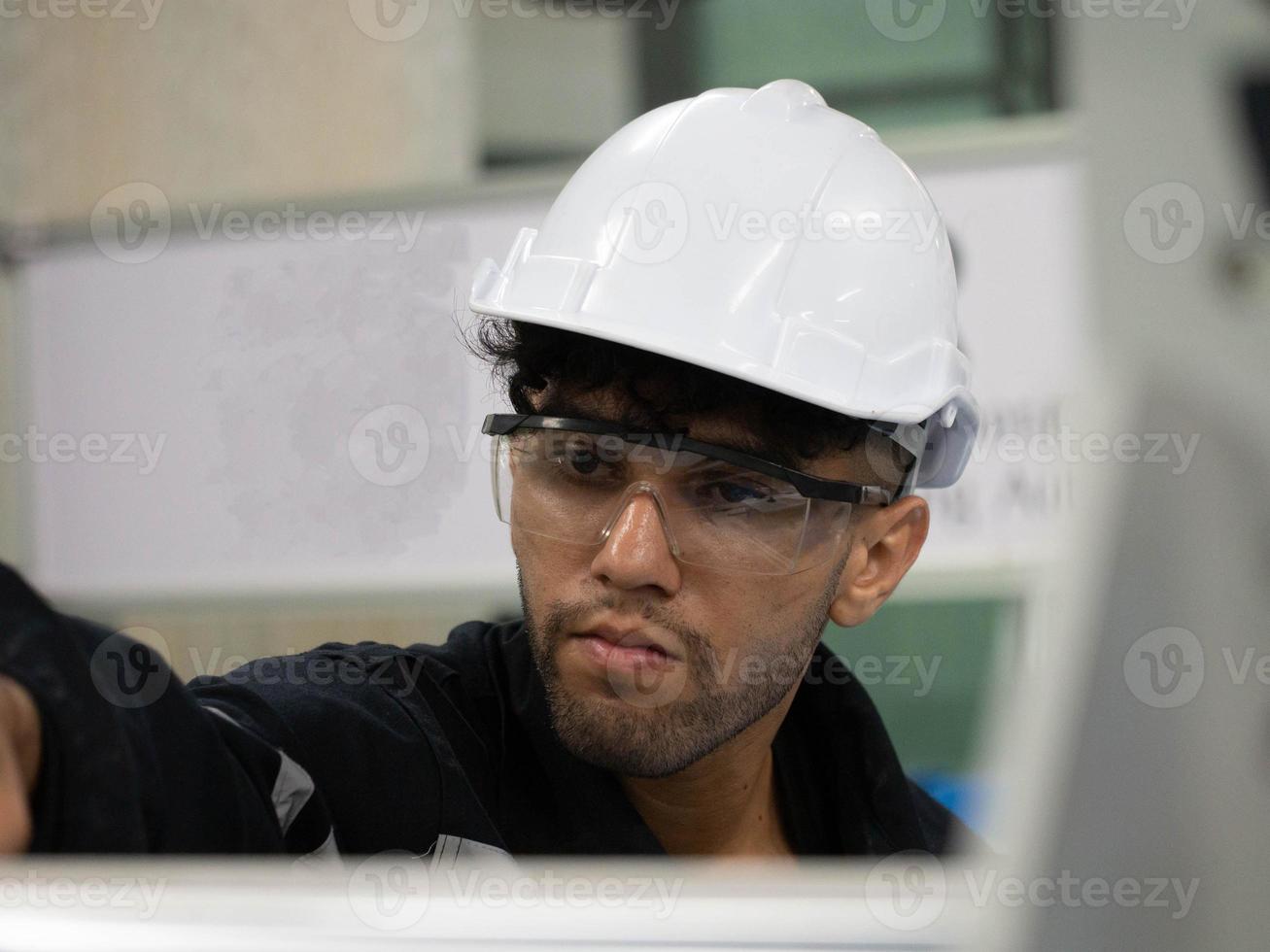 manlig person vit Hardhat hjälm säkerhet ha på sig glasögon enhetlig fabrik industri arbete jobb ockupation karriär arkitekt konstruktion handledare byggare tillverkning planen underhåll elektronisk robot webbplats foto