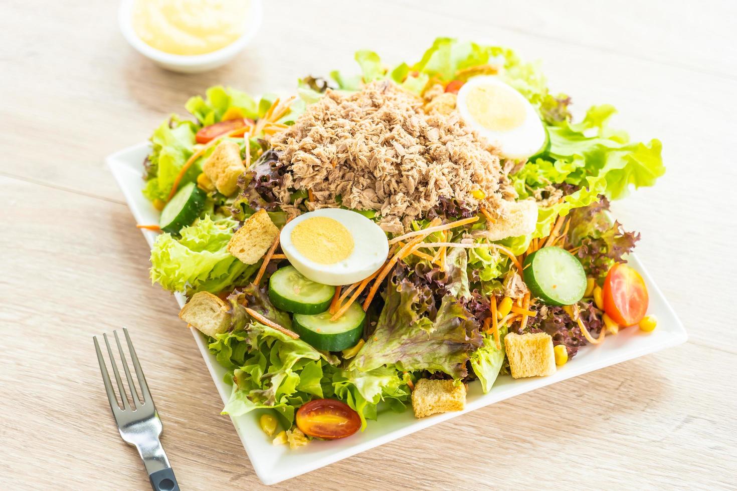 tonfiskkött och ägg med färsk sallad foto