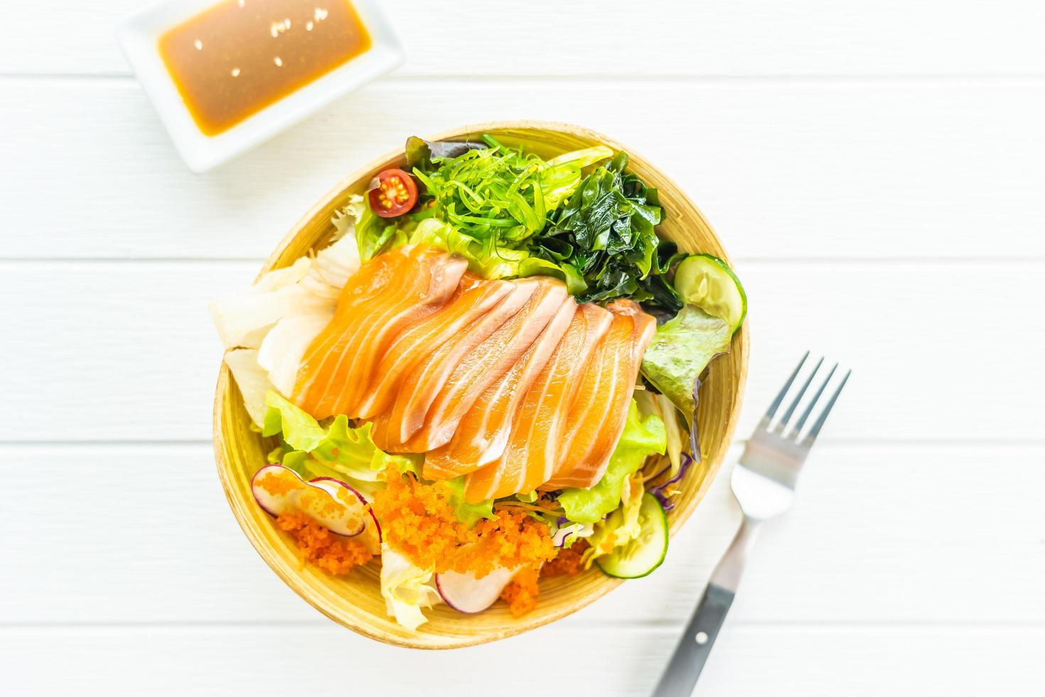 rå färsk lax sashimi med tång och andra grönsaker foto