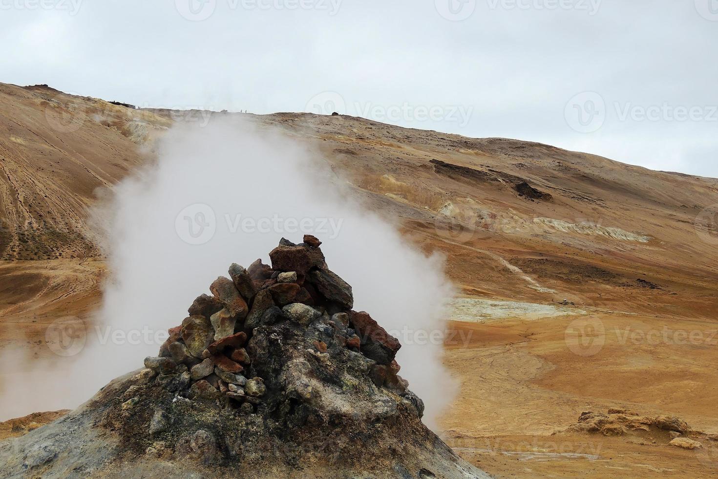 geysir i skön island landskap foto