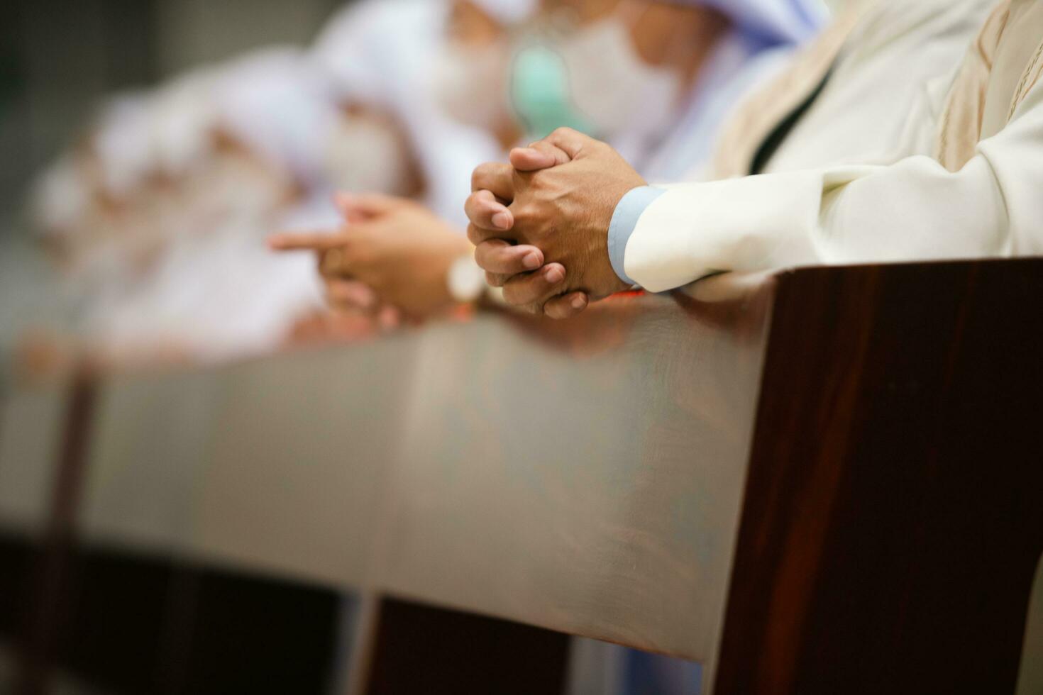 bön person hand till Gud på kyrka. foto