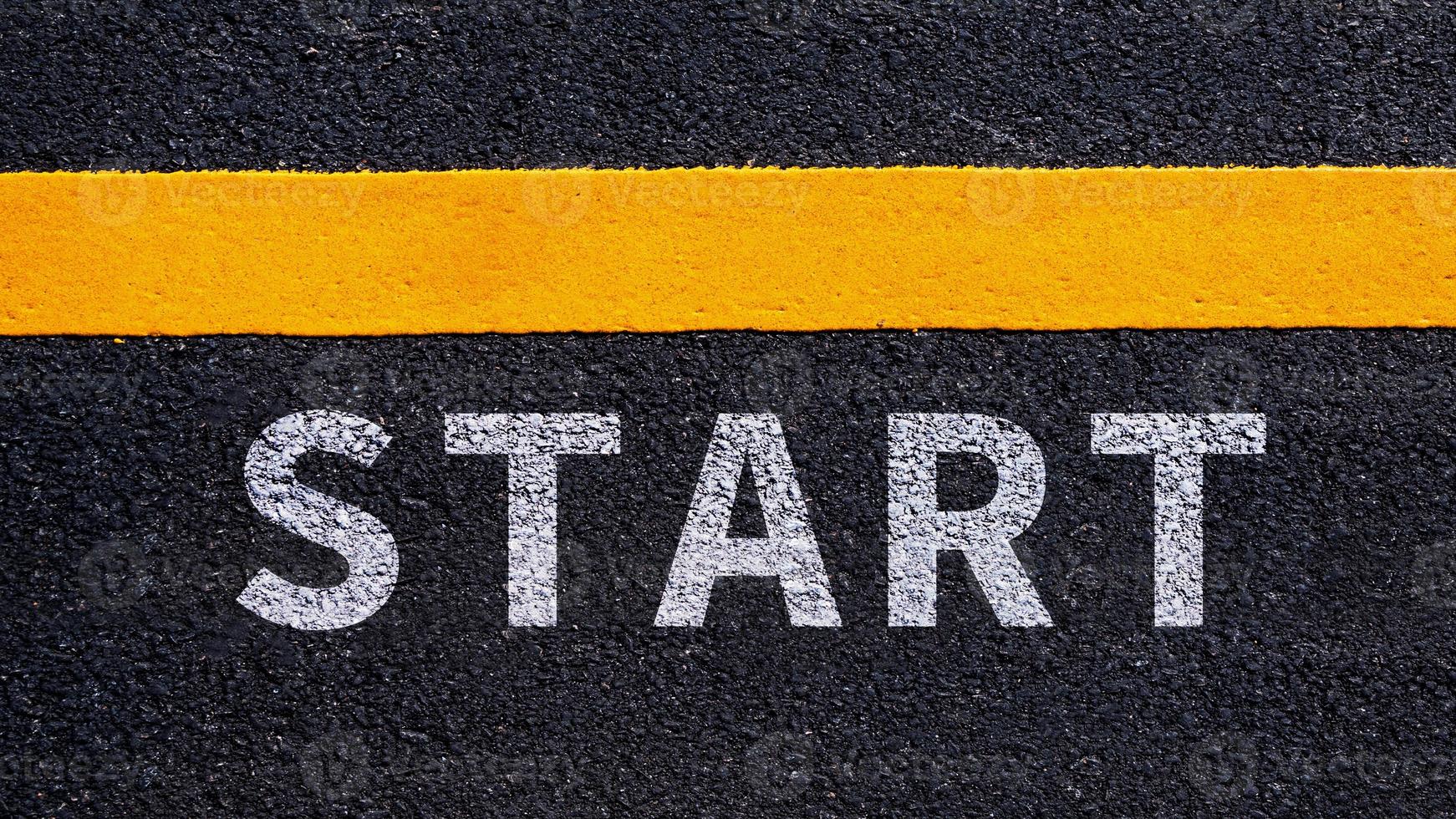 Start linje på motorväg begrepp för företag planera strategier och utmaningar eller karriär väg möjligheter och förändra, väg till Framgång begrepp, Start ord på gata foto