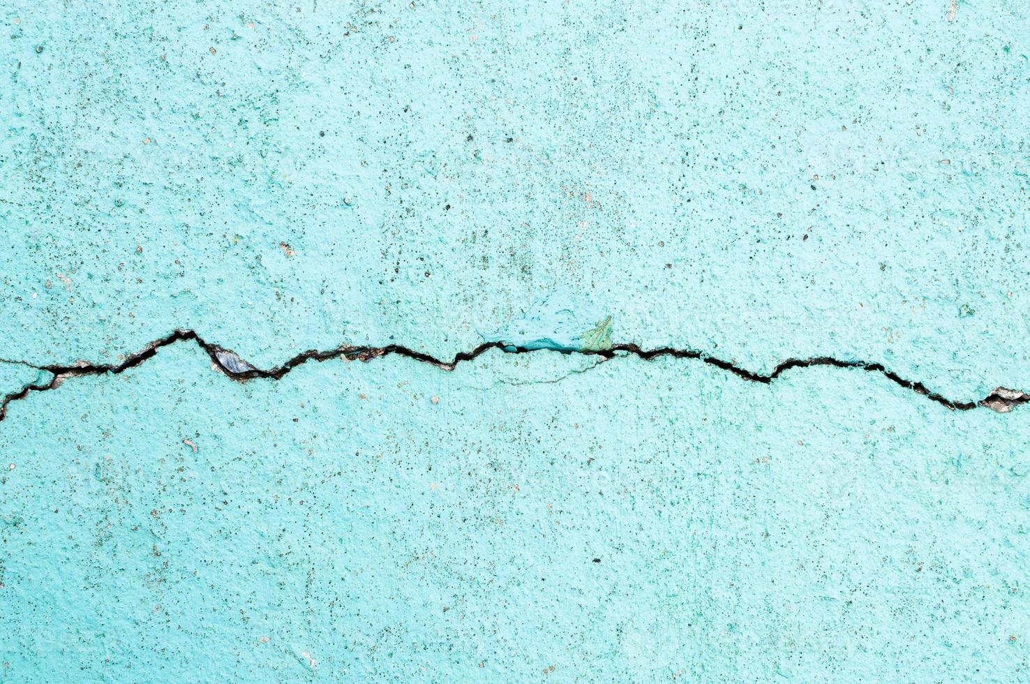 gammal grön textur sprickor cement golv för bakgrund foto