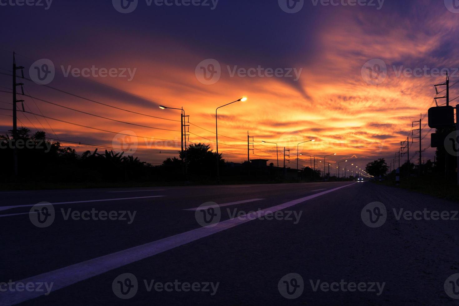 ett bil redo motorväg motorväg till resa innan solnedgång foto