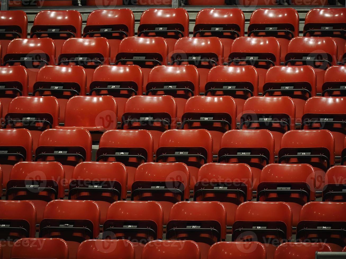 ljus röd stadion säten på de stå foto