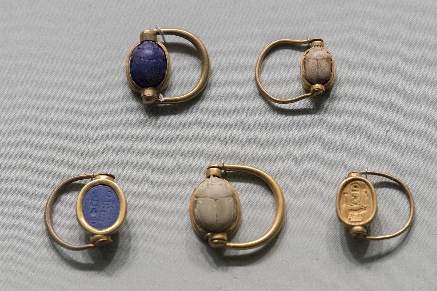 ny york, USA - april 23 2017 - storstads museum egypten guld juvel ringa scarab foto