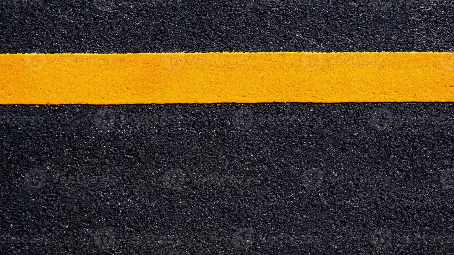 gul linje på ny asfalt detalj, gata med gul linje textur foto