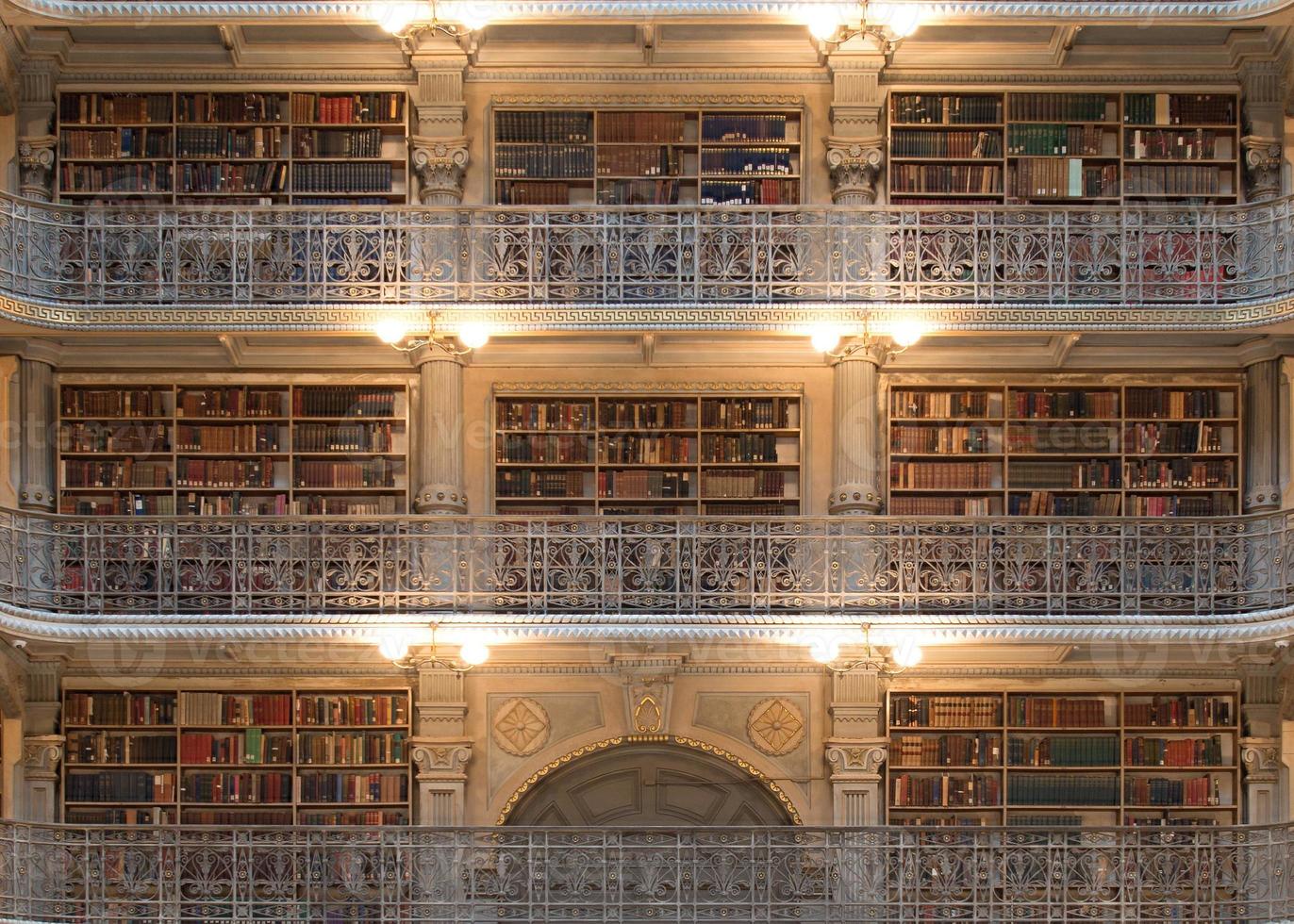 böcker hylla indisde en offentlig bibliotek foto