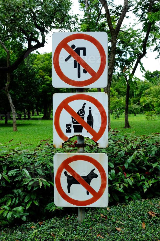 stänga upp förbjuden aktiviteter tecken i offentlig parkera. foto
