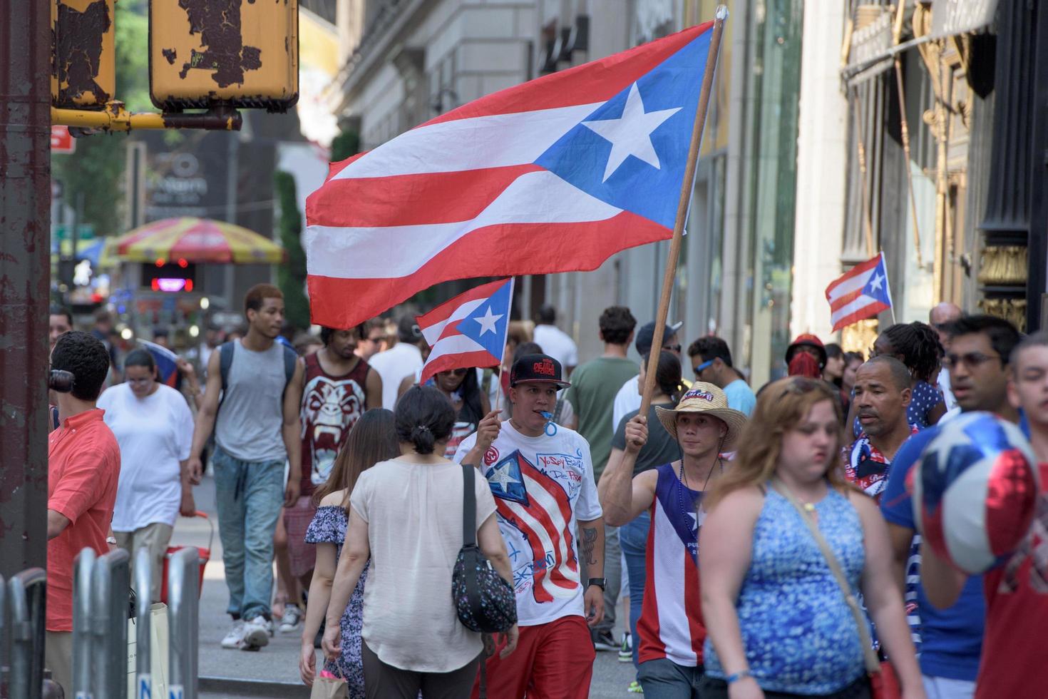 ny york stad - juni 14 2015 årlig puerto rico dag parad fylld 5:e aveny foto