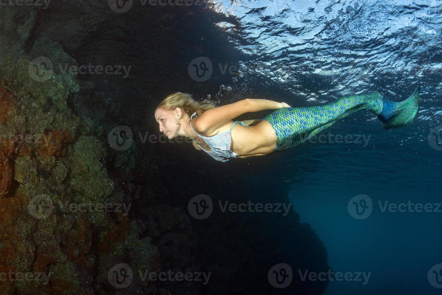 blond skön sjöjungfru dykare under vattnet foto