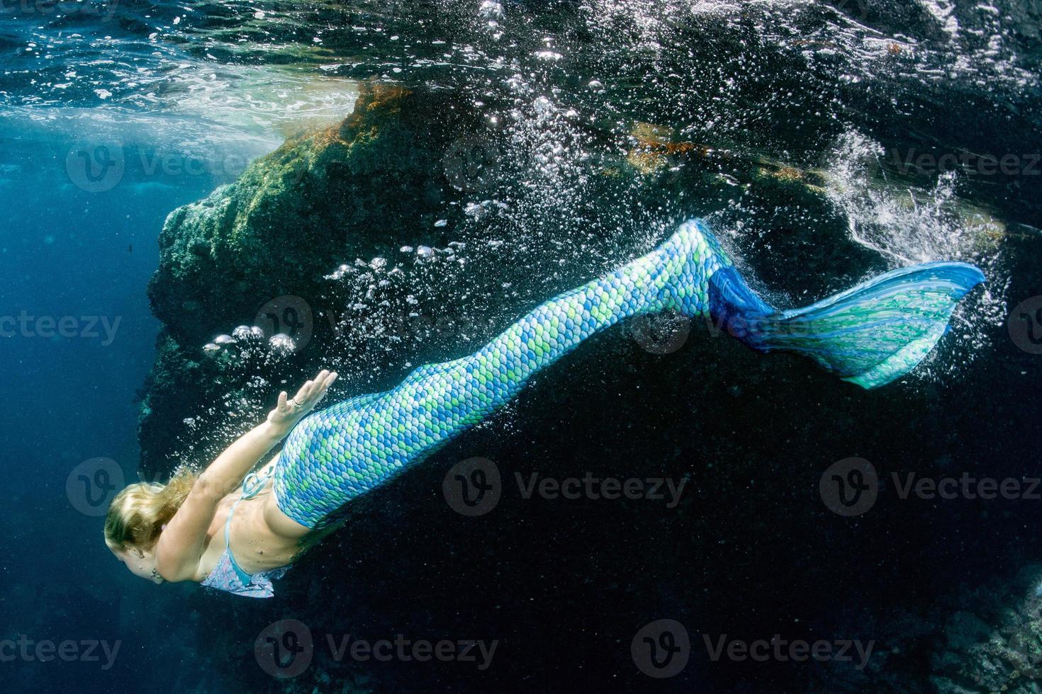 sjöjungfru blond skön siren dykare under vattnet porträtt foto