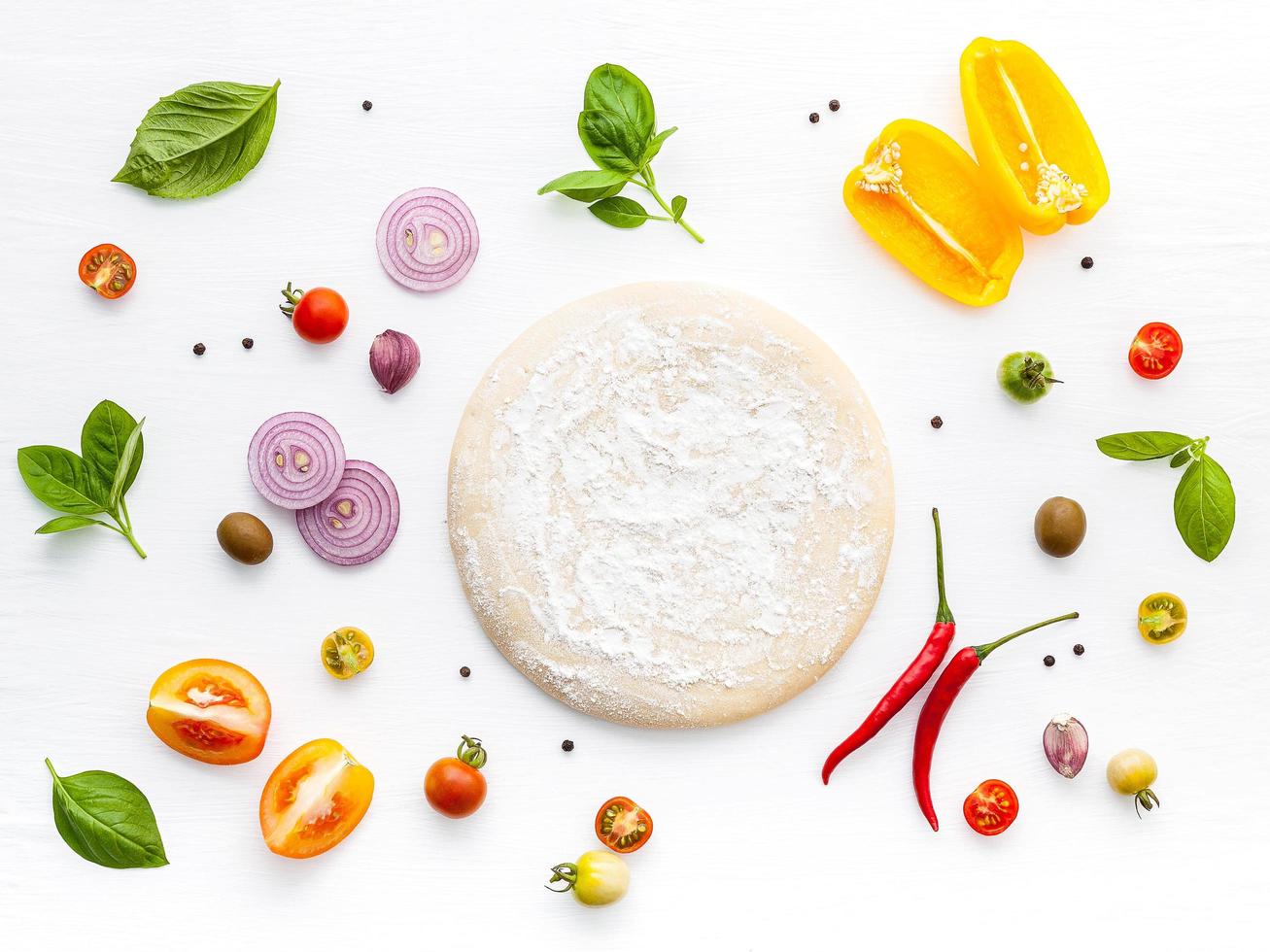 pizzaingredienser som isoleras på vit foto