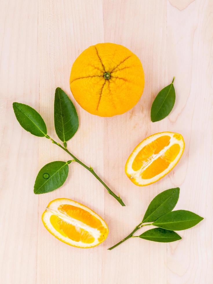 färska apelsiner på träbakgrund foto