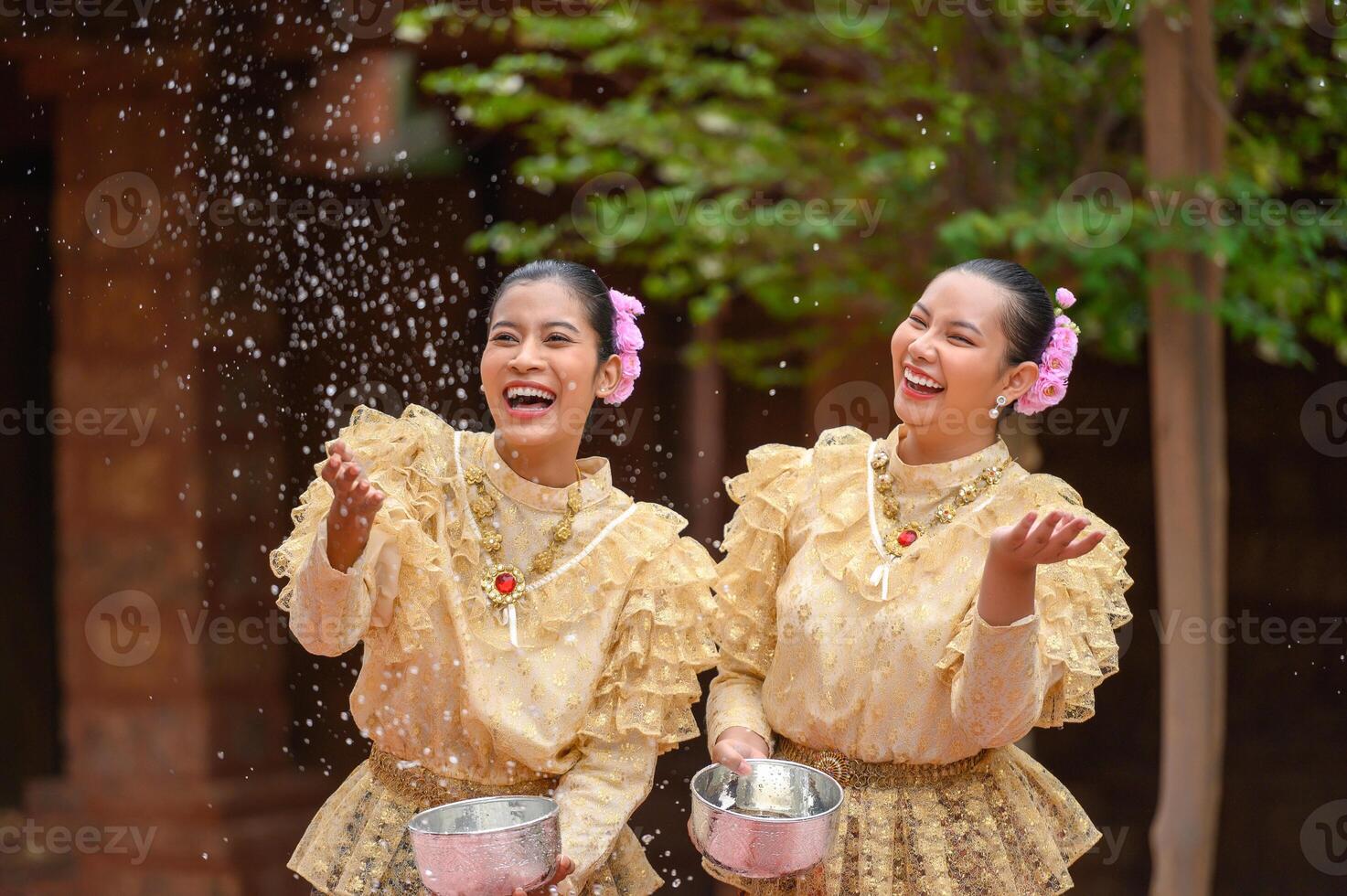 porträtt skön kvinnor i songkran festival med thai traditionell kostym foto