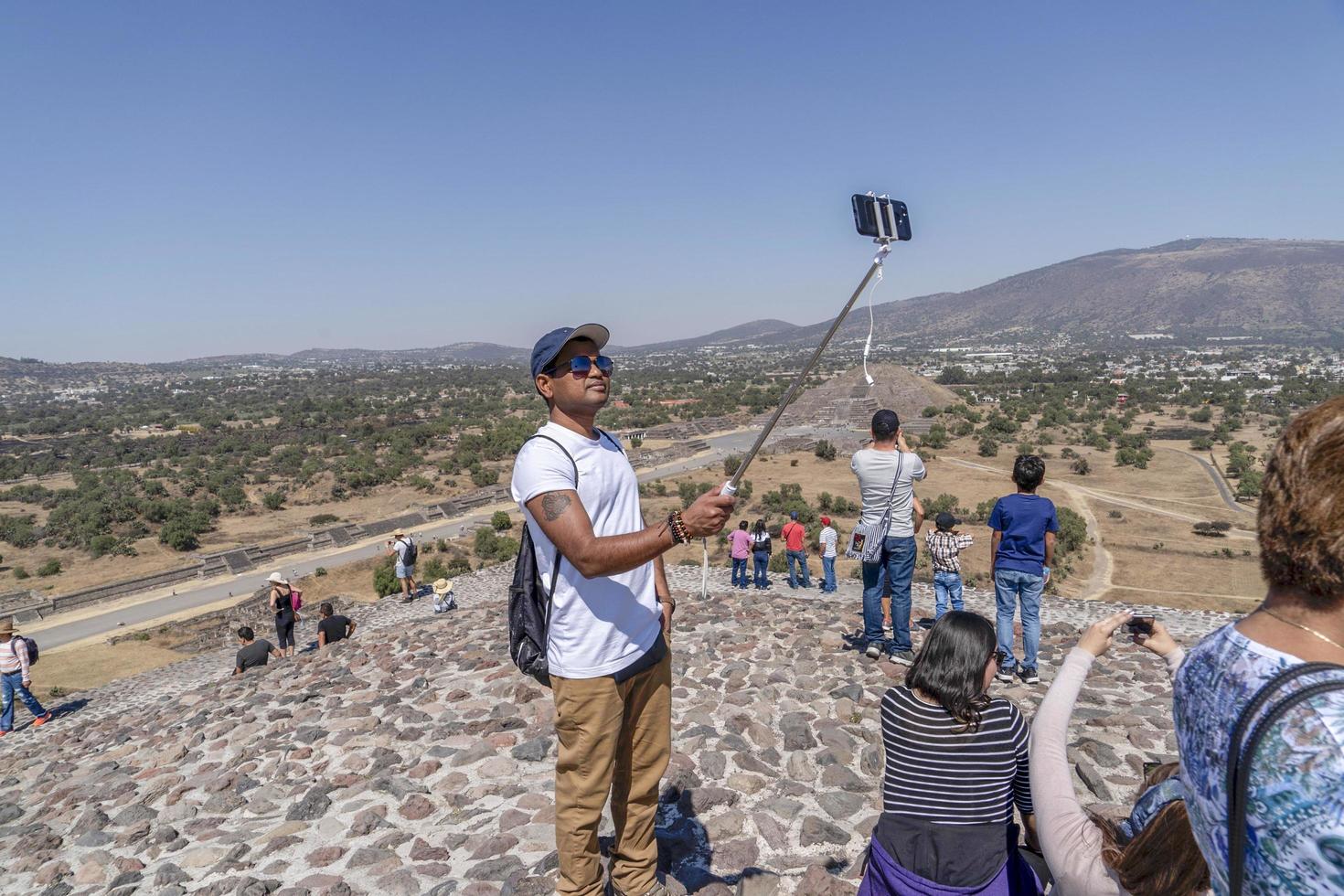 mexico stad, mexico - januari 30 2019 - turist klättrande teotihuacan pyramid mexico foto