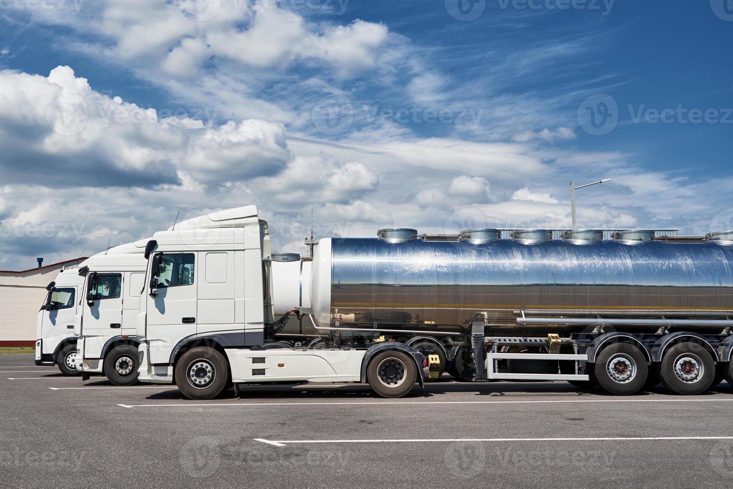 lastbilar med tank trailer på parkering massa foto