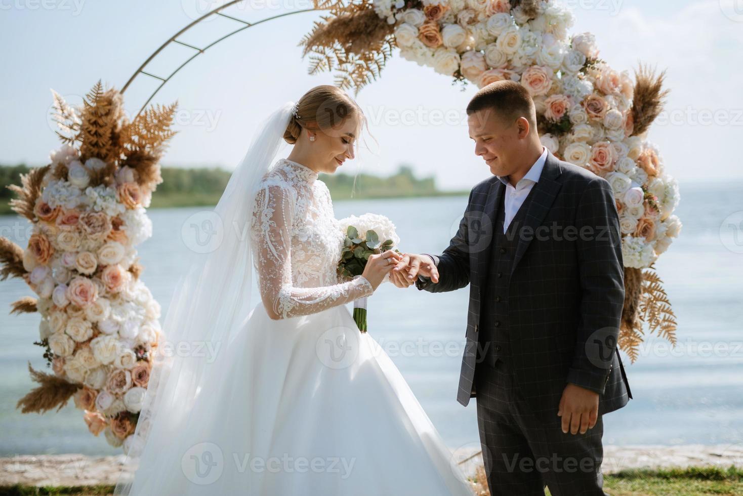 bröllop ceremoni av de nygifta på de pir foto