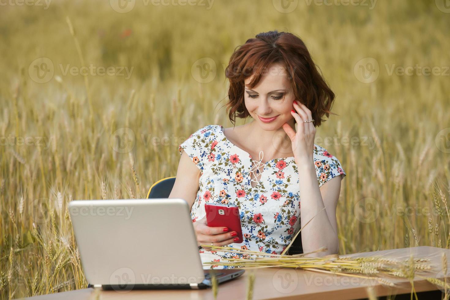 skön kvinna eller företag kvinna talande på en cell telefon utanför. utomhus- porträtt av en skön Lycklig affärskvinna talande på cell telefon. foto