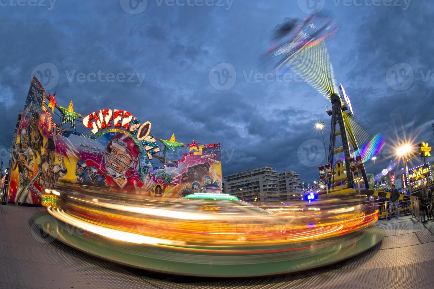 roligt rättvis karneval luna parkera rör på sig karusell foto