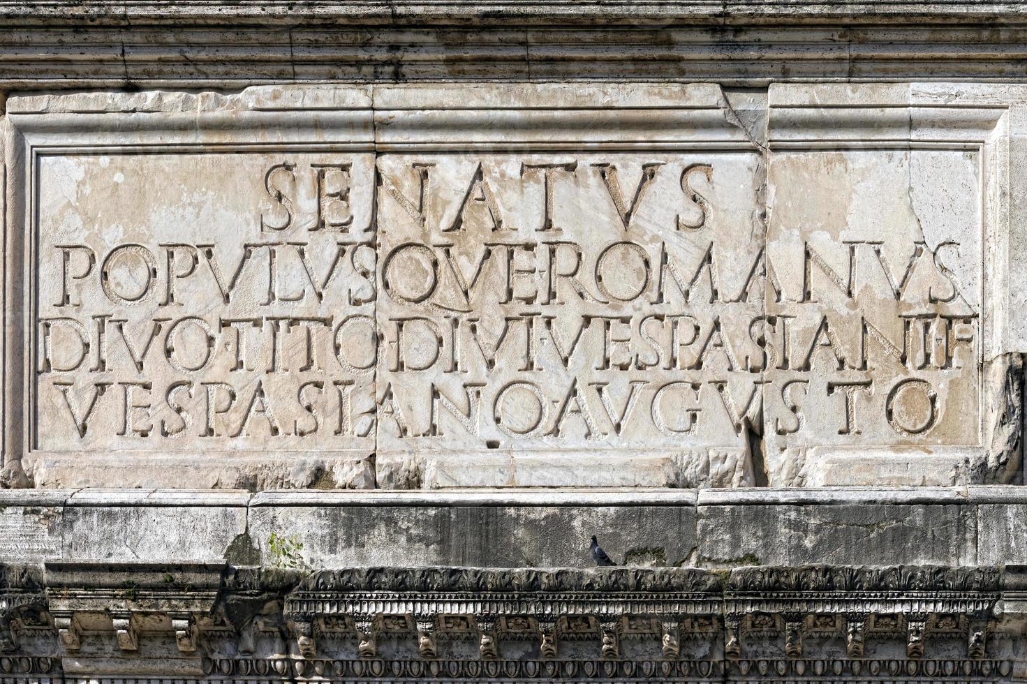 senatus populusque roman inskrift augusti imperator på triumf båge foto
